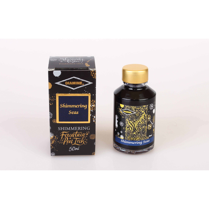 Glasflasche mit Diamine Shimmering Seas Tinte und passender Verpackung auf weißem Hintergrund.