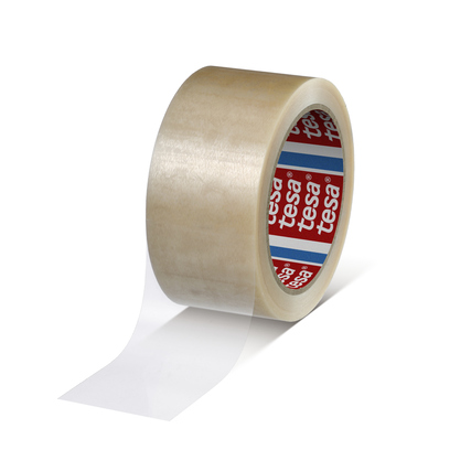 Transparentes Packband auf einer Rolle mit abgerolltem Ende.