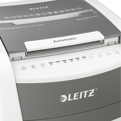 Vorderansicht eines automatischen Aktenvernichters mit Bedienelementen und Einzügen für Papier.