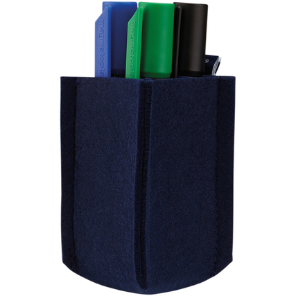 Blauer Stiftehalter aus Filz mit vier Marker in verschiedenen Farben auf einem weißen Hintergrund.