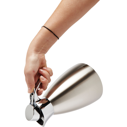 Hand hält eine elegante, matte Isolierkanne mit glänzendem Griff zum Ausschenken.