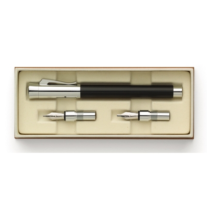 Kalligrafie-Set mit einem schlanken Schreibgerät und zwei austauschbaren Federn in dekorativer Box.