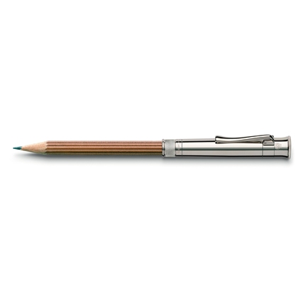 Brauner Bleistift mit integrierter Kappe und Bleistiftverlängerer in seitlicher Ansicht.
