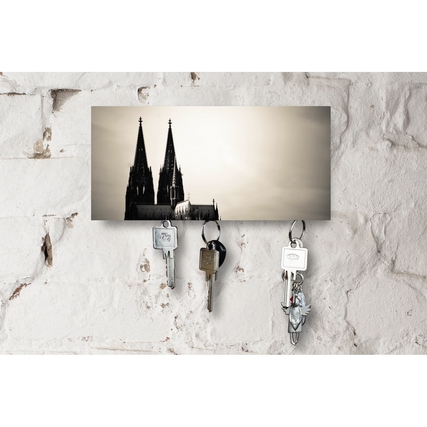 Schlüsselbrett mit schwarz-weißem Bild des Kölner Doms und hängenden Schlüsseln.