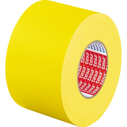 Gelbes Gewebeband auf einer Rolle, deutlich sichtbar mit dem Markennamen innen.