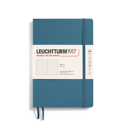 Dunkelblaues Softcover-Notizbuch im DIN A5 Format mit punktkarierten Seiten und Band.