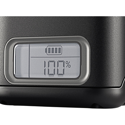 Akku mit LC-Display, das den Ladezustand auf 100% anzeigt.