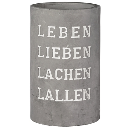 Zylindrischer Weinkühler aus Beton mit eingravierten Worten: Leben, Lieben, Lachen, Lallen.
