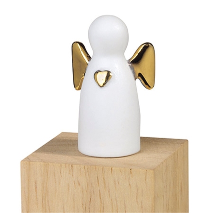 Weißer Engel mit goldenen Flügeln und Herz auf einer Holzplatte.