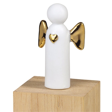Weiße Dekorationsfigur eines Engels mit goldenen Flügeln auf einem Holzblock.