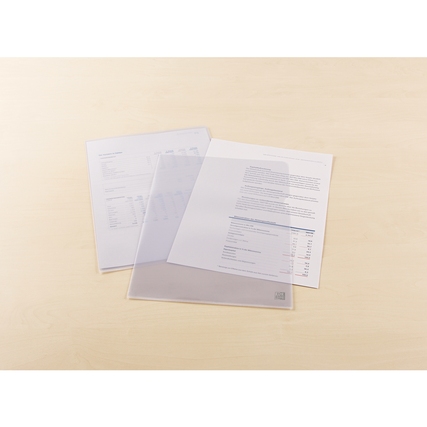 Transparente Sichthüllen im DIN A4-Format mit eingelegten Dokumenten auf einem Tisch.