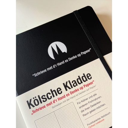 Schwarzes Notizbuch mit Prägung und punktkarierten Seiten im DIN A5 Format.
