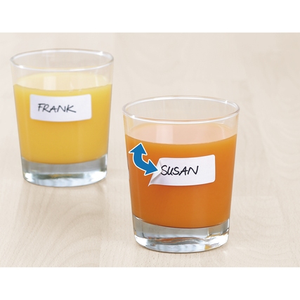 Zwei Gläser mit Getränken, eines etikettiert mit "FRANK" und das andere mit "SUSAN".