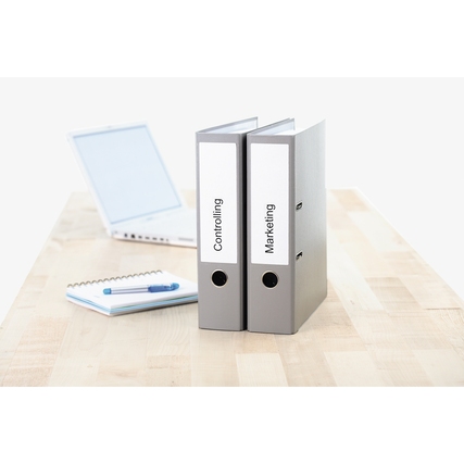 Zwei beschriftete Ordner auf einem Tisch mit einem Laptop und Notizblock im Hintergrund.