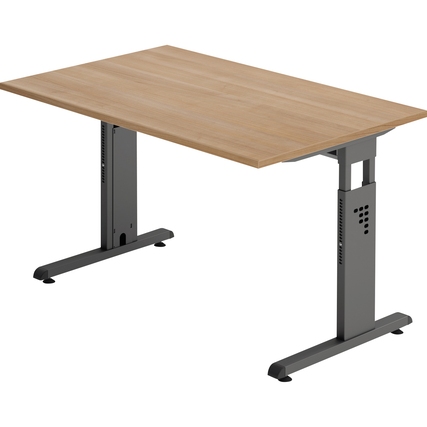 Schreibtisch mit nussbaumfarbener Tischplatte und grauem Gestell, perspektivische Ansicht.