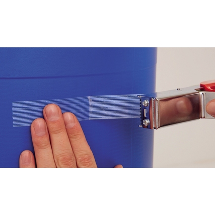 Hände bringen ein transparentes Packband mit einem Abroller an einer blauen Tonne an.