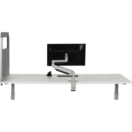 Seitenansicht eines Schreibtisches mit einer Tischtrennwand und einem Monitorarm.