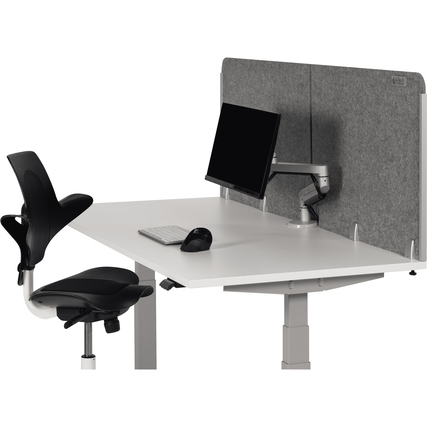 Tischtrennwand aus PET-Filz am Arbeitsplatz mit Computer, Tastatur, Maus und Drehstuhl.