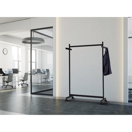 Schwarzfarbener Garderobenständer mit Jacke in modernem Büro-Umfeld.