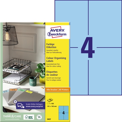 Blaue Universaletiketten mit den Maßen 105 x 148 mm und Verpackung im Hintergrund.