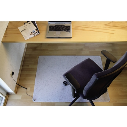 Bodenschutzmatte unter einem Bürostuhl in einem Büro mit Holzschreibtisch und Laptop.