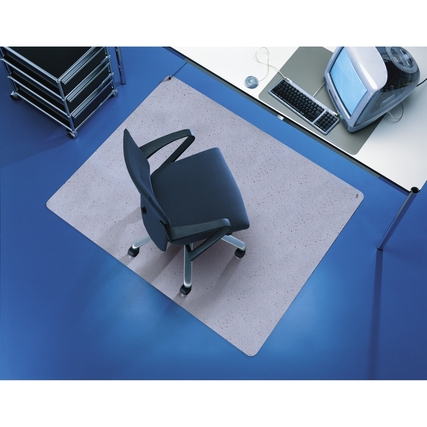 Bodenschutzmatte unter einem Bürostuhl auf einem blauen Boden in einem Arbeitsplatz.