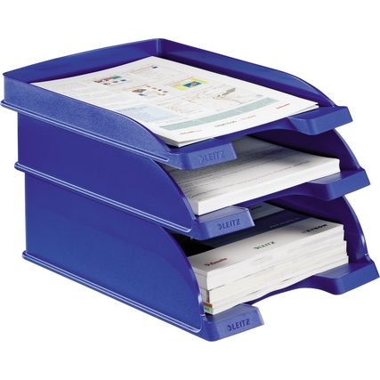 Blaue flache Briefablage mit drei Fächern, gefüllt mit Dokumenten und Prospekten.