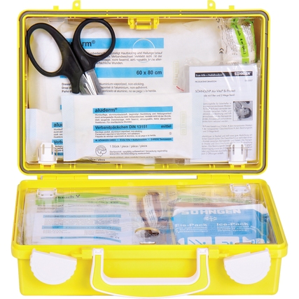 Gelber Erste-Hilfe-Koffer mit verschiedenen Verbandstoffen und einer Schere im geöffneten Zustand.