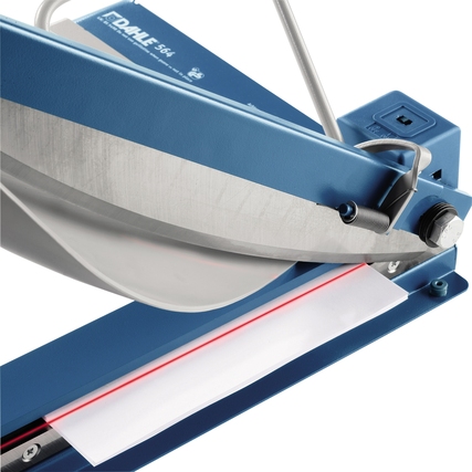 Hebelschneider mit Laserschnittanzeige und ergonomischem Griff, Papier unter dem Messer sichtbar.