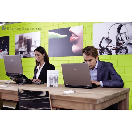 Zwei Personen arbeiten an Laptops, die auf einem höhenverstellbaren Laptopständer stehen.