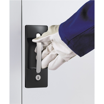 Hand mit einem Handschuh bedient ein C+P Zylinderschloss an einem Schrank.