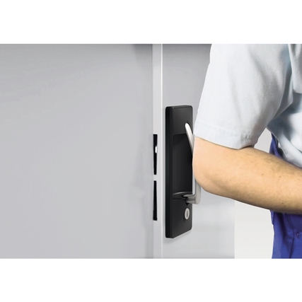 Zylinderschloss Ergo-Lock 4.0 mit Handgriff in Anwendung an einem Schrank.