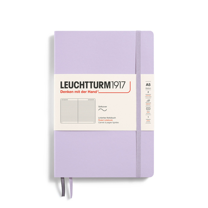 Lilafarbenes, liniertes Notizbuch mit Softcover und Aufkleber zur Beschriftung, DIN A5.