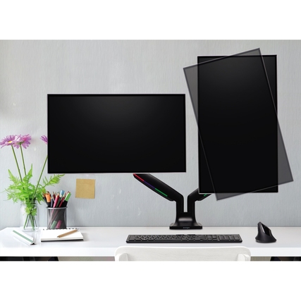 Dual Monitorarm an einem Schreibtisch mit zwei Monitoreinstellungen, Kabelmanagement sichtbar.