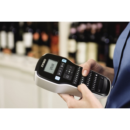 DYMO Beschriftungsgerät LabelManager™ 160 in der Hand einer Person vor einem Regal mit Flaschen.