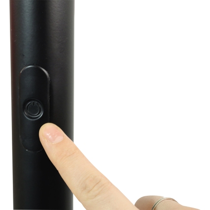 Ein Finger betätigt den Soft Touch-Dimmer an der Stehleuchte PRYSKA von UNILUX.