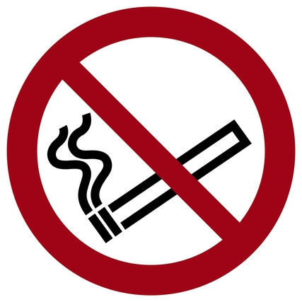 Selbstklebendes Hinweisschild mit rotem Kreis und durchgestrichener Zigarette auf PVC-Folie.