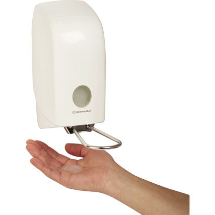 Wandseifenspender mit Hebel und Seifenabgabe, abgebildet mit einer Hand darunter.