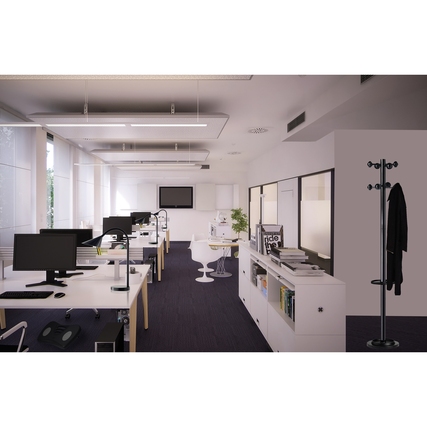 Garderobenständer in einem modernen Büro mit Schreibtischen und Bildschirmarbeitsplätzen.
