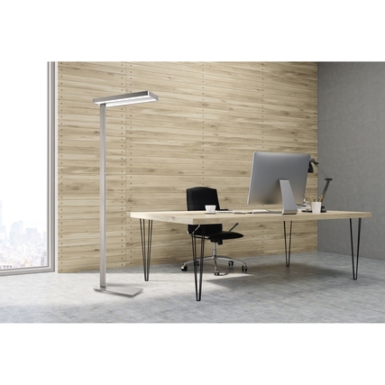 Moderne Stehleuchte in einem Büro mit Holzverkleidung und Schreibtisch, dekorativ in Szene gesetzt.