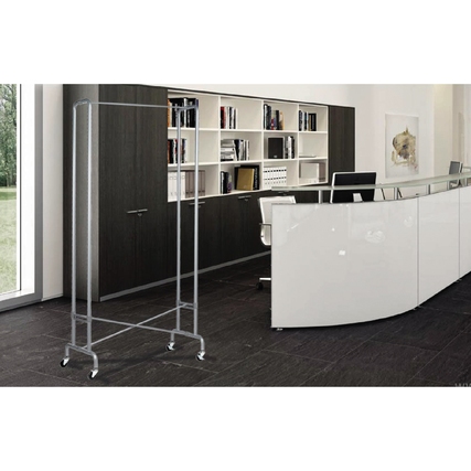 Faltbare Rollgarderobe FOLDY in einem Raum mit Schreibtisch und Bücherregal, dekorativ aufgestellt.