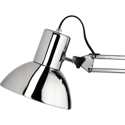 Verchromte Tischleuchte mit drehbarem Arm und belüftetem Lampenschirm, für flexibles Licht.