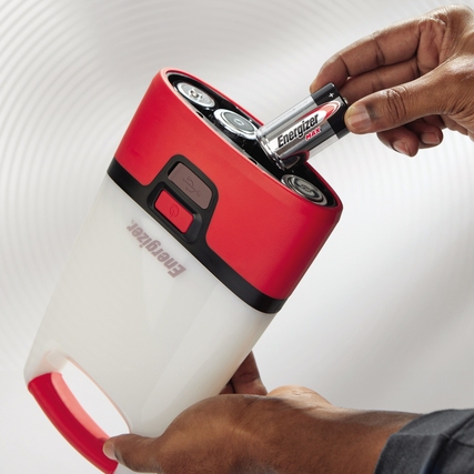 Eine Person setzt eine Energizer Max D-Batterie in ein Gerät ein.