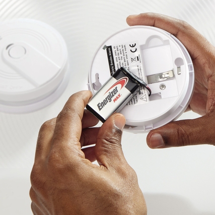 Person setzt eine Energizer Max Batterie in ein Gerät ein.