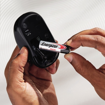 Eine Person setzt eine Energizer Max AA-Batterie in ein Gerät ein.