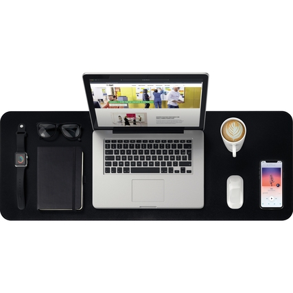Schreibtischunterlage in schwarz mit Laptop, Smartphone, Tasse und Notizbuch auf einem Tisch.