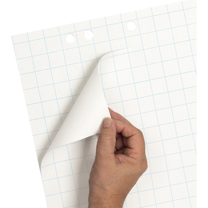 Hand hält ein kariertes Blatt Papier mit abgerundeter Ecke und drei Lochungen.