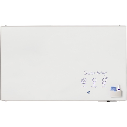 Weißes Whiteboard mit handschriftlichen Notizen und Zubehörhalterung rechts unten.