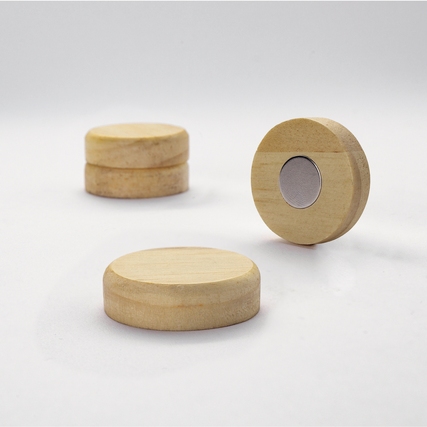 Runde, holzfarbene Magnete mit sichtbarem Metallkern, mehrere Exemplare auf hellem Hintergrund.