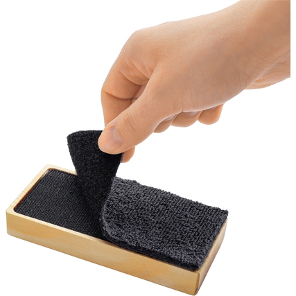 Hand hält abnehmbares, schwarzes Microfaser-Reinigungspad eines magnetischen Tafelwischers.